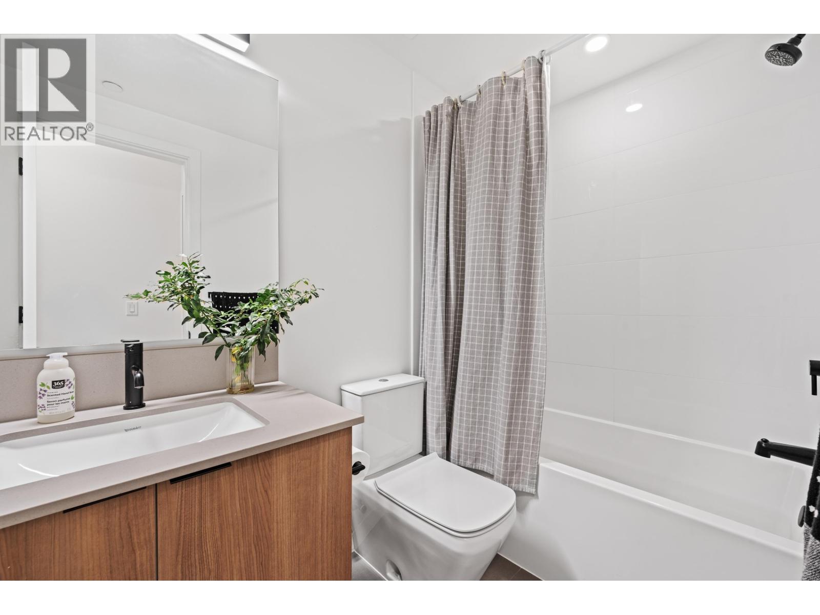 29 533 E 3RD STREET, North Vancouver