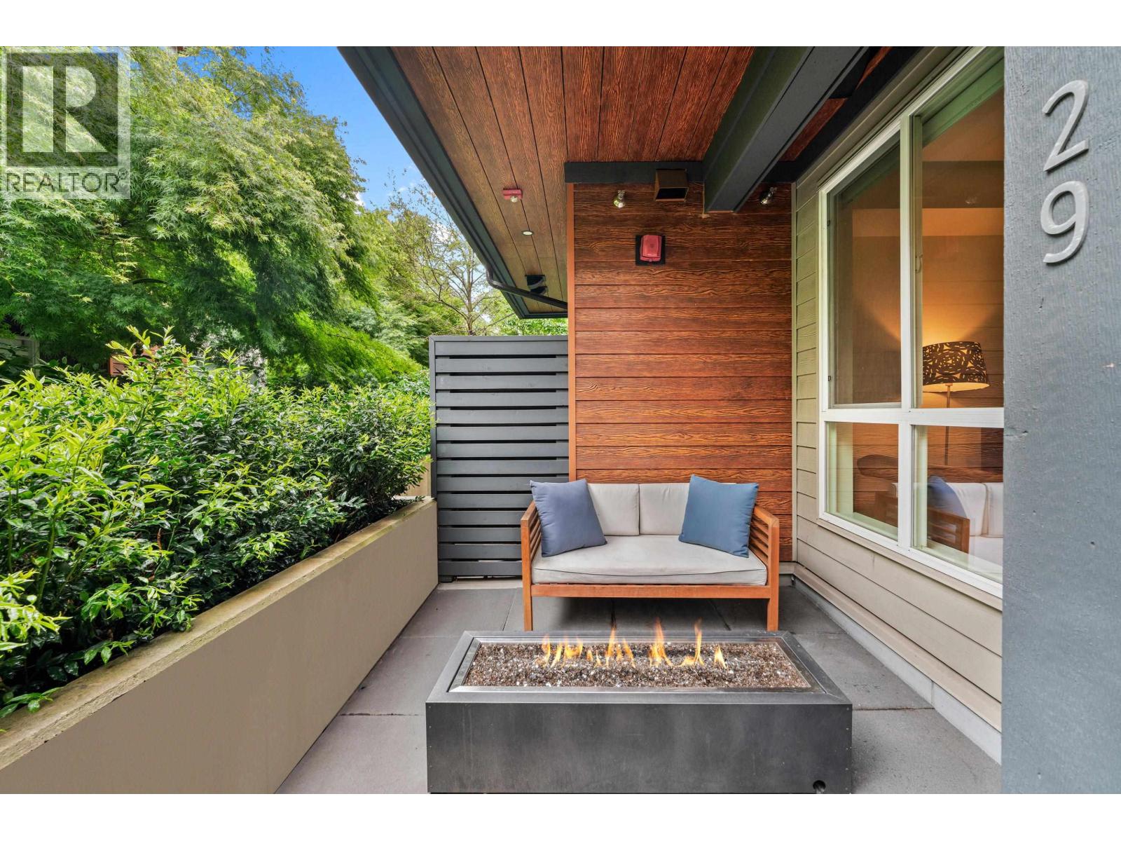 29 533 E 3RD STREET, North Vancouver