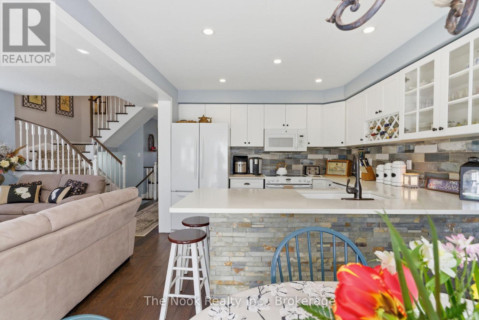 70 BEACHAM CRESCENT - 10
