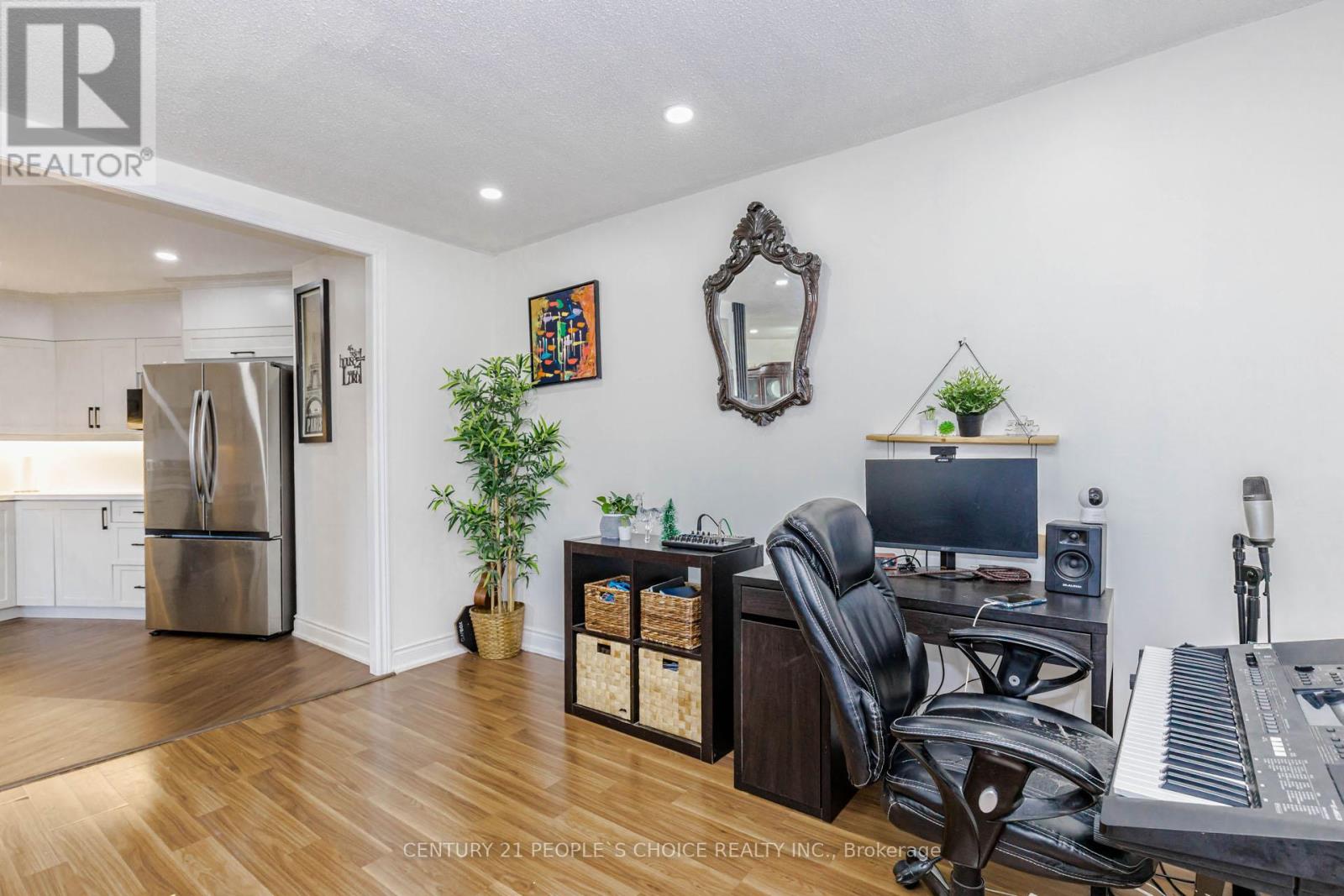 #906 3577 DERRY ROAD E - 14