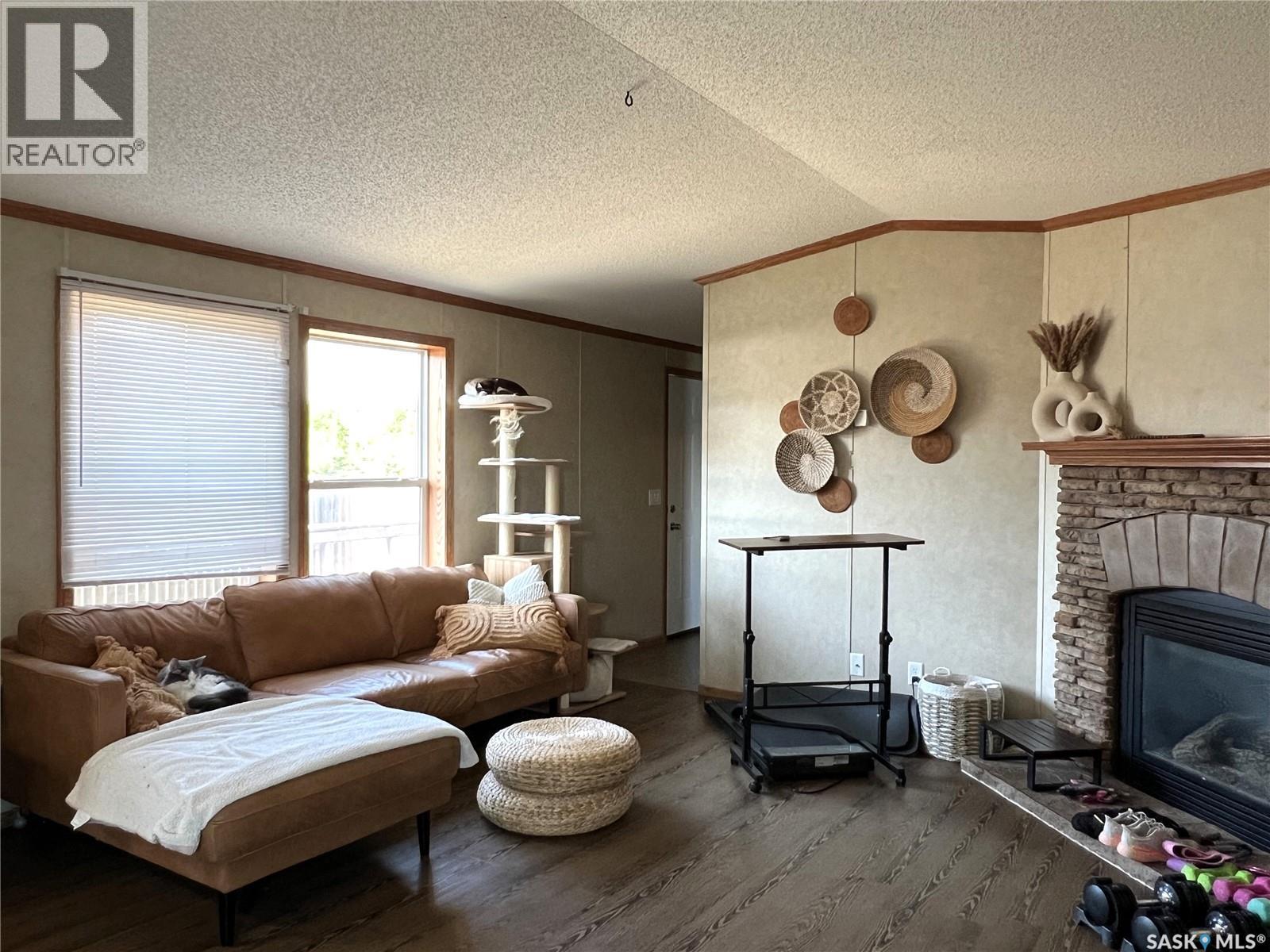 609 6th STREET E - 6
