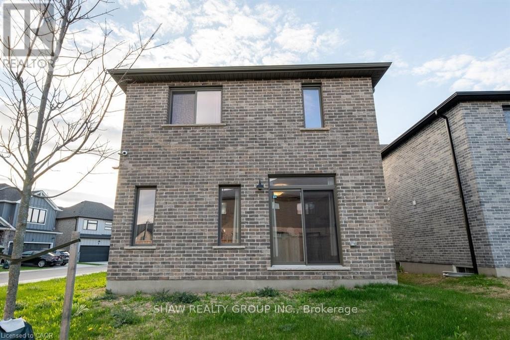 #19 32 FAITH STREET - 36
