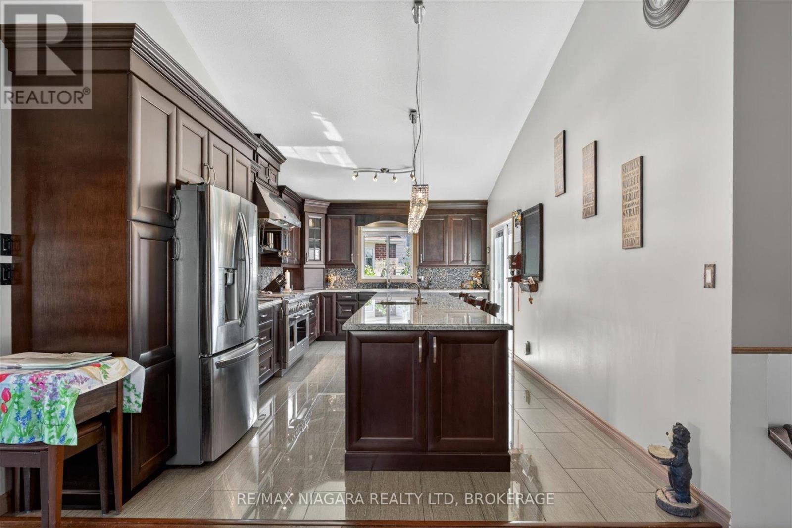 4457 KATHLEEN CRESCENT - 10