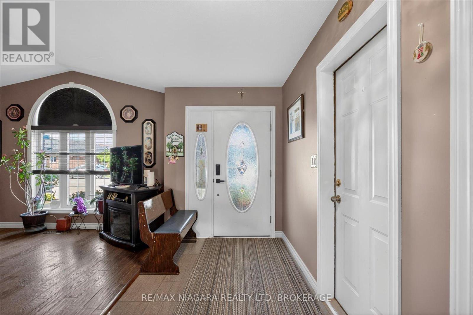 4457 KATHLEEN CRESCENT - 5