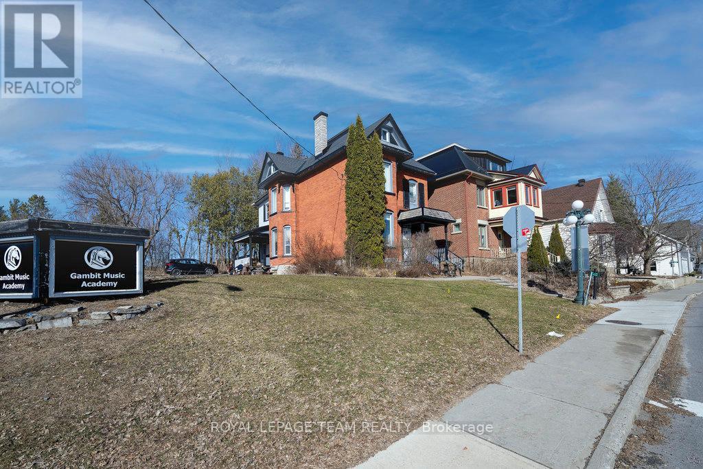 422 DONALD B MUNRO DRIVE - 3