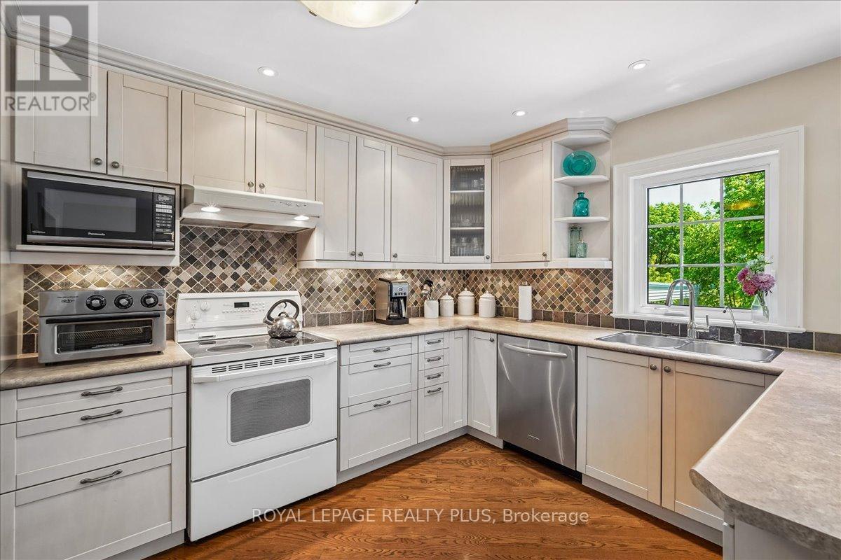 42 ROSEVIEW AVENUE - 13