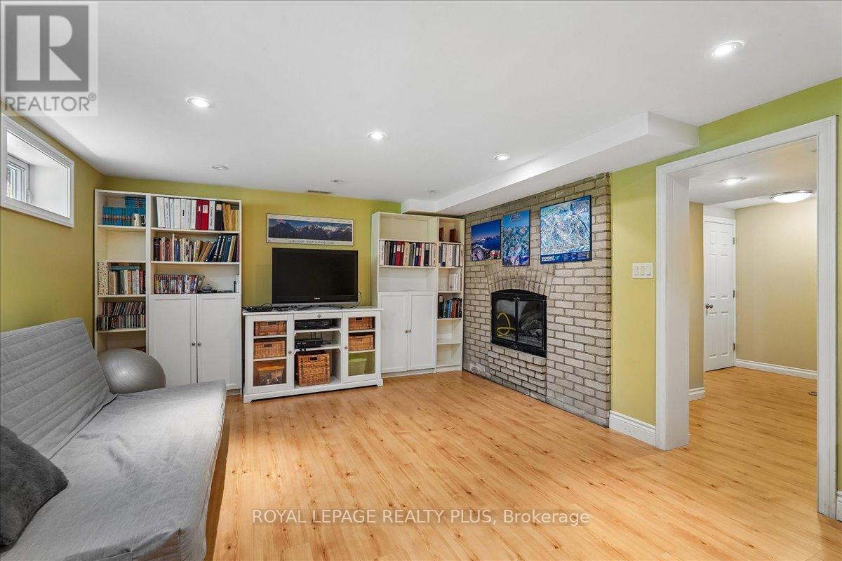 42 ROSEVIEW AVENUE - 30