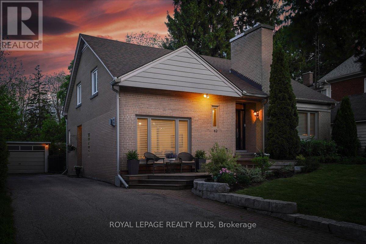 42 ROSEVIEW AVENUE - 44