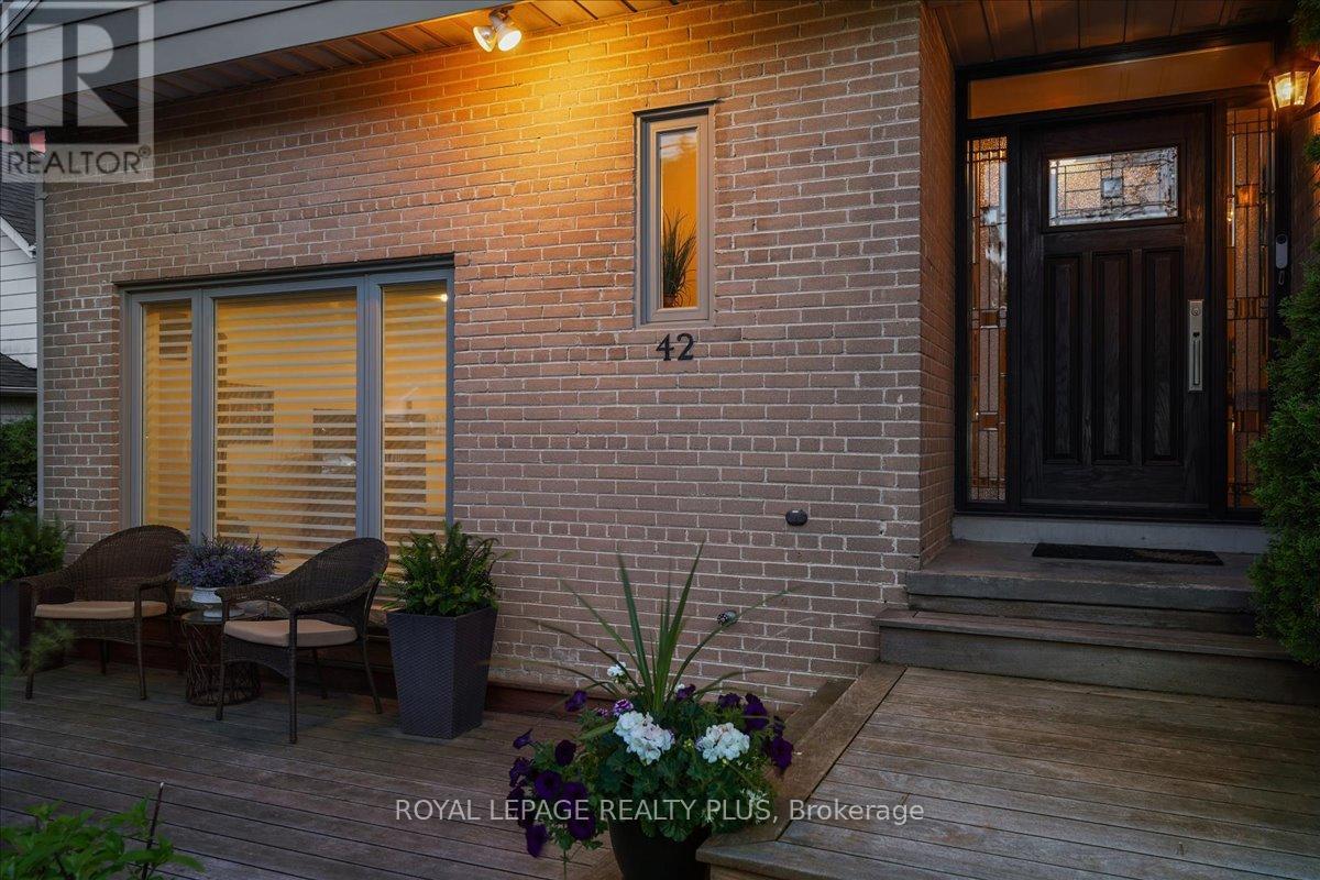 42 ROSEVIEW AVENUE - 46