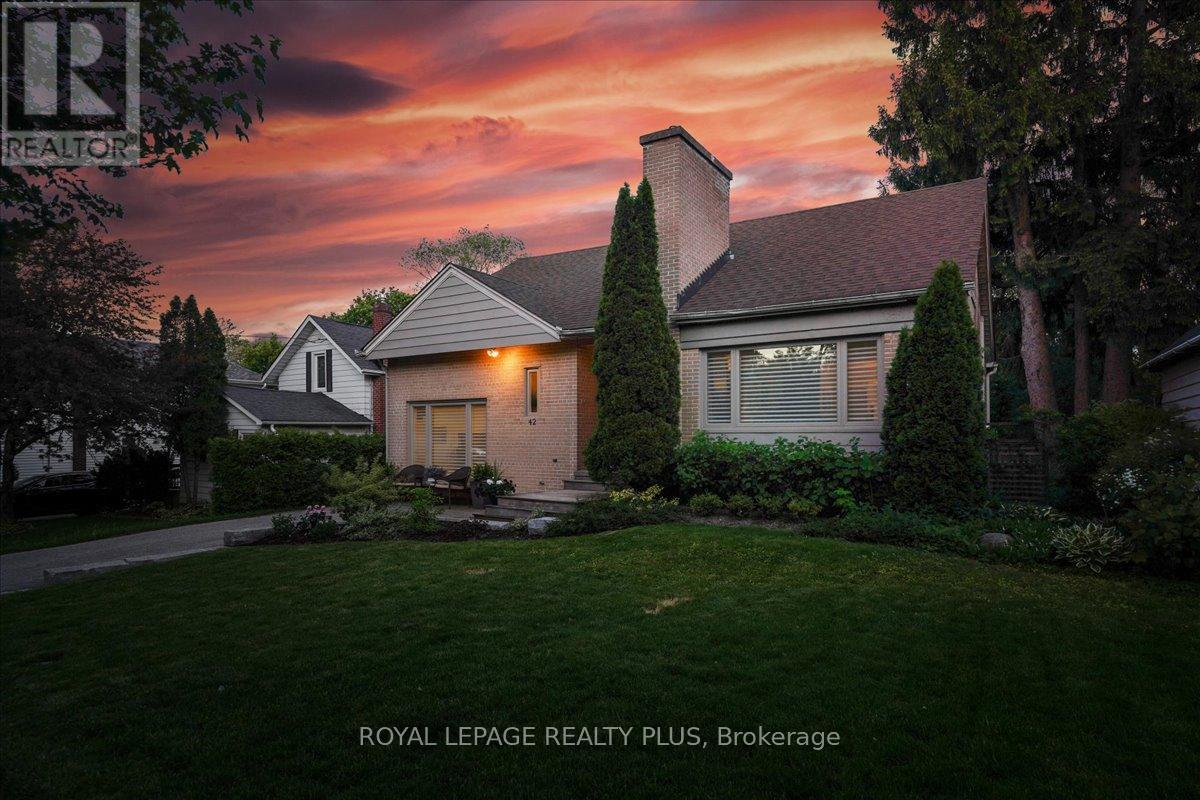 42 ROSEVIEW AVENUE - 48
