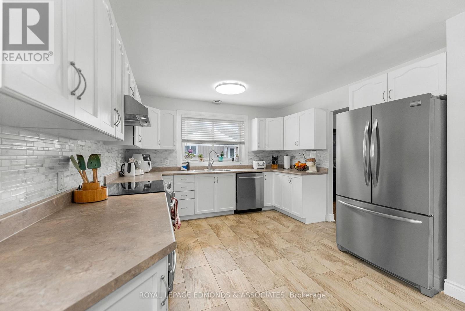 31 SILKE DRIVE - 6