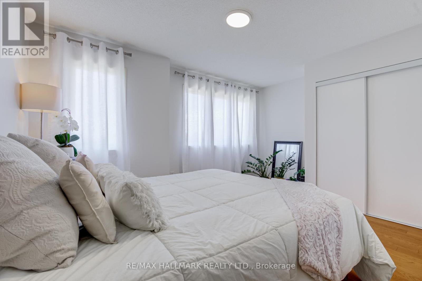 100 NARROW VALLEY CRESCENT - 32