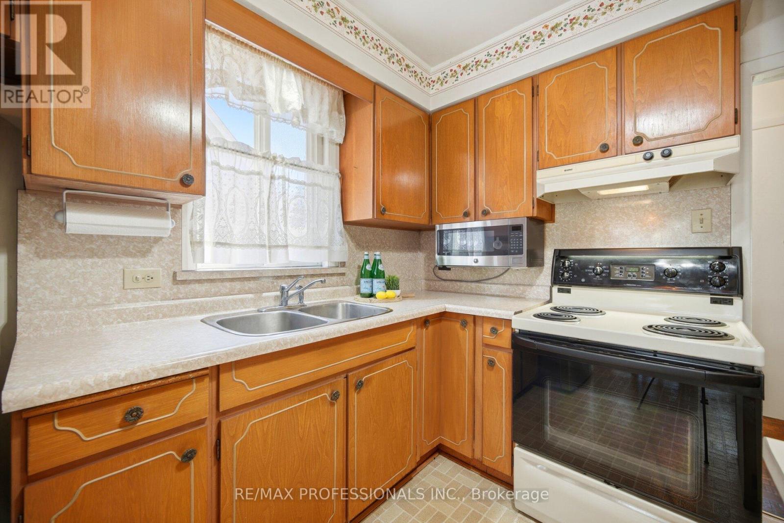 29 WESTLEIGH CRESCENT - 12