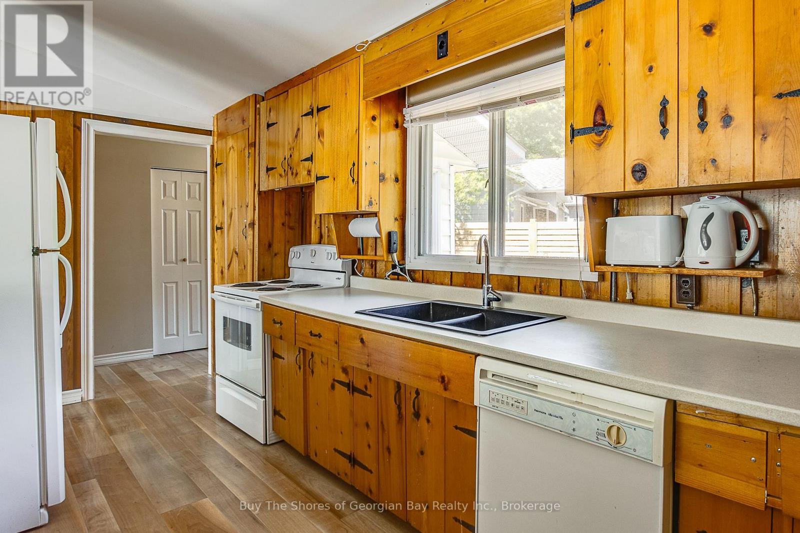 8 NASSAU COURT - 32