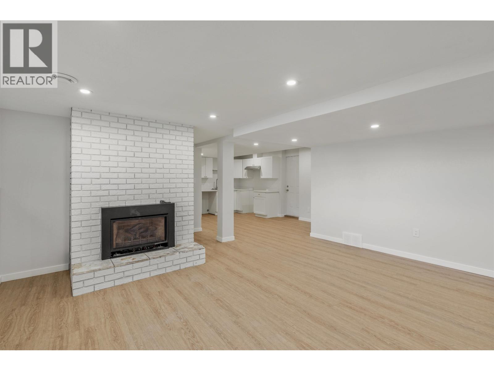 8205 MALASPINA AVENUE - 24