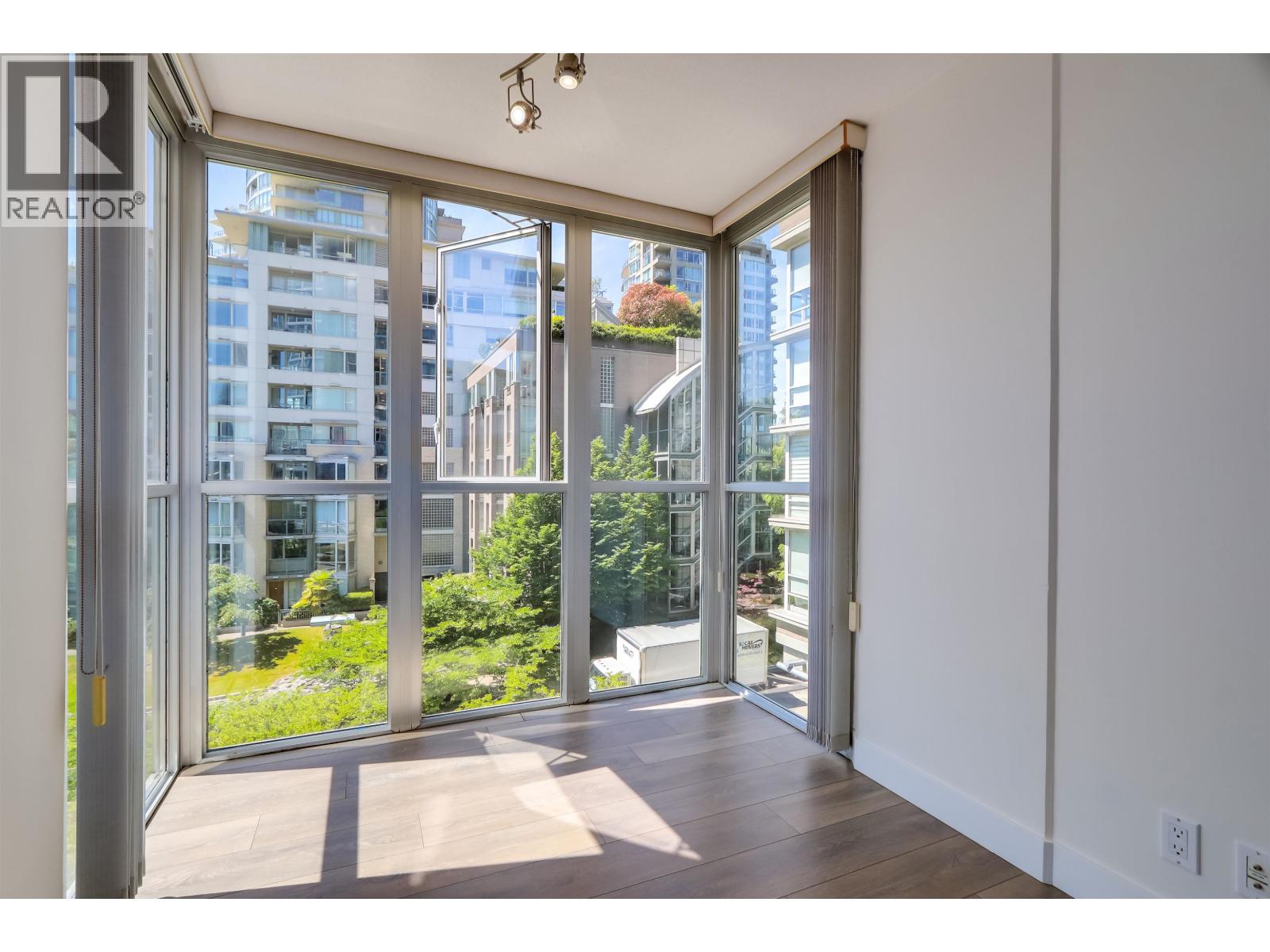 501 1228 MARINASIDE CRESCENT