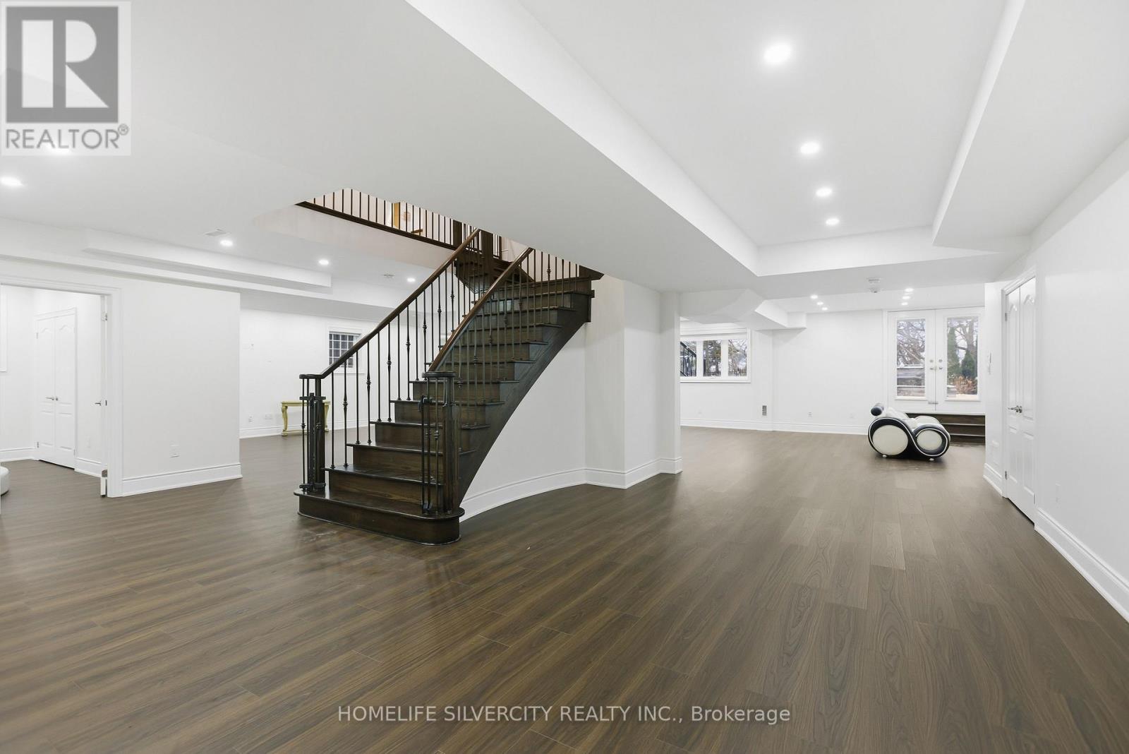 492 ROUGEMOUNT DRIVE - 21