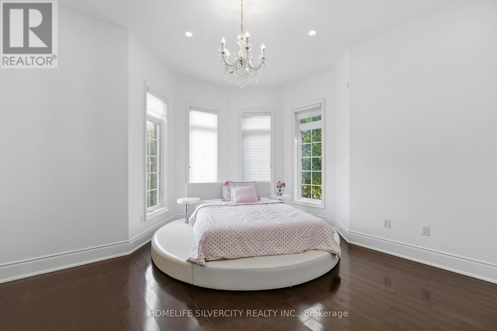 492 ROUGEMOUNT DRIVE - 34