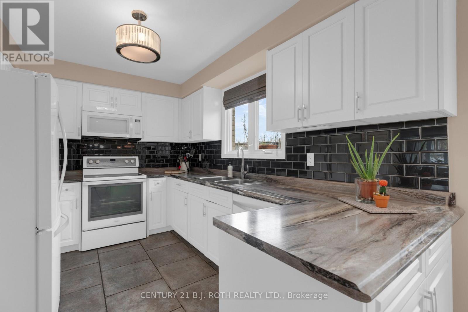 37 LAURENTIAN LANE - 12