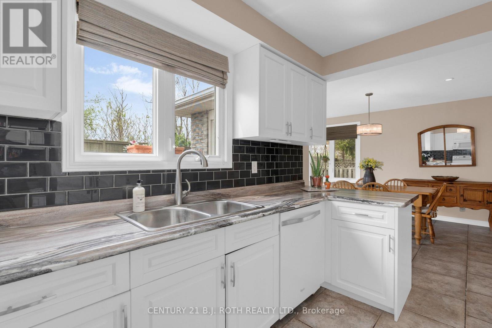 37 LAURENTIAN LANE - 13