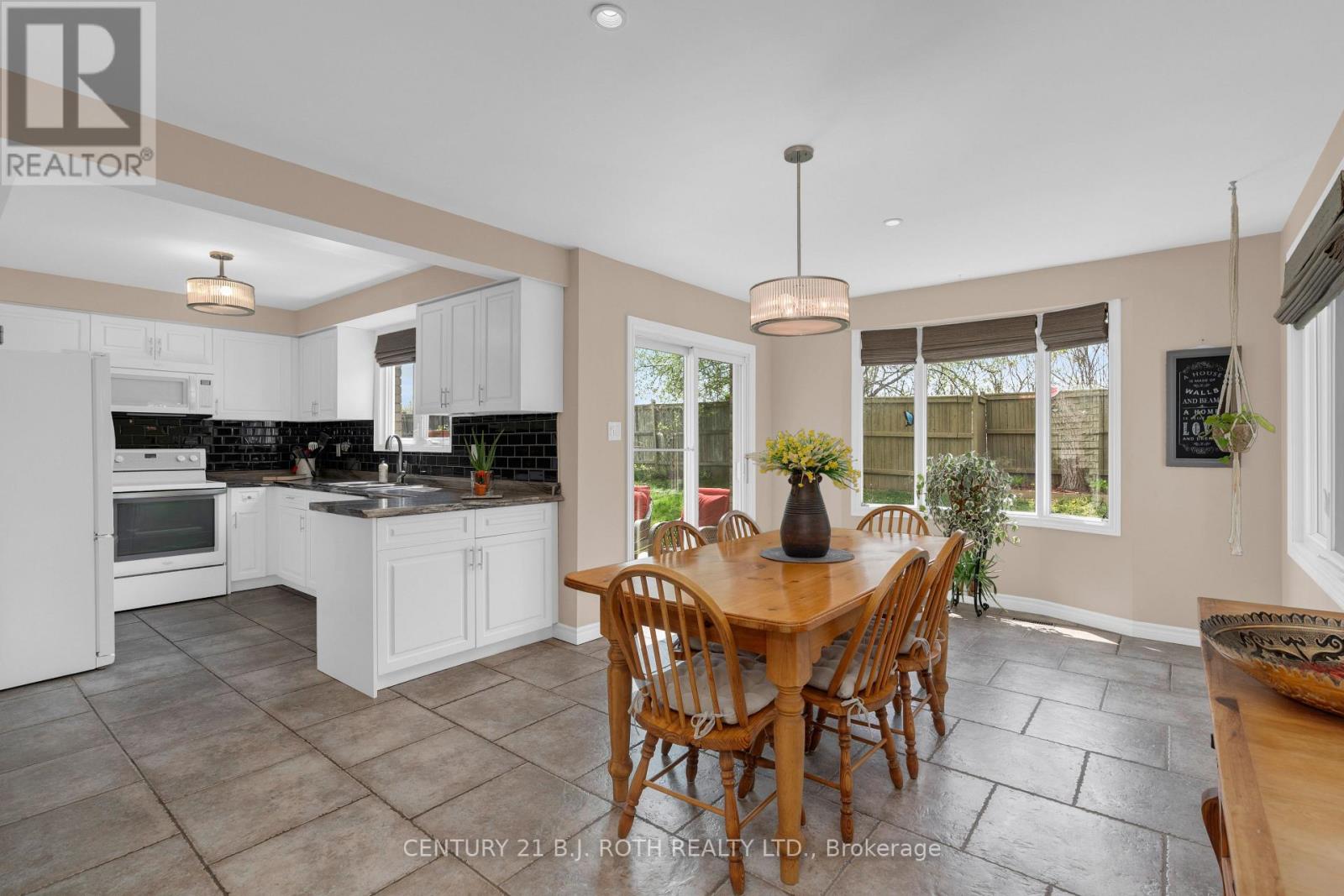 37 LAURENTIAN LANE - 15