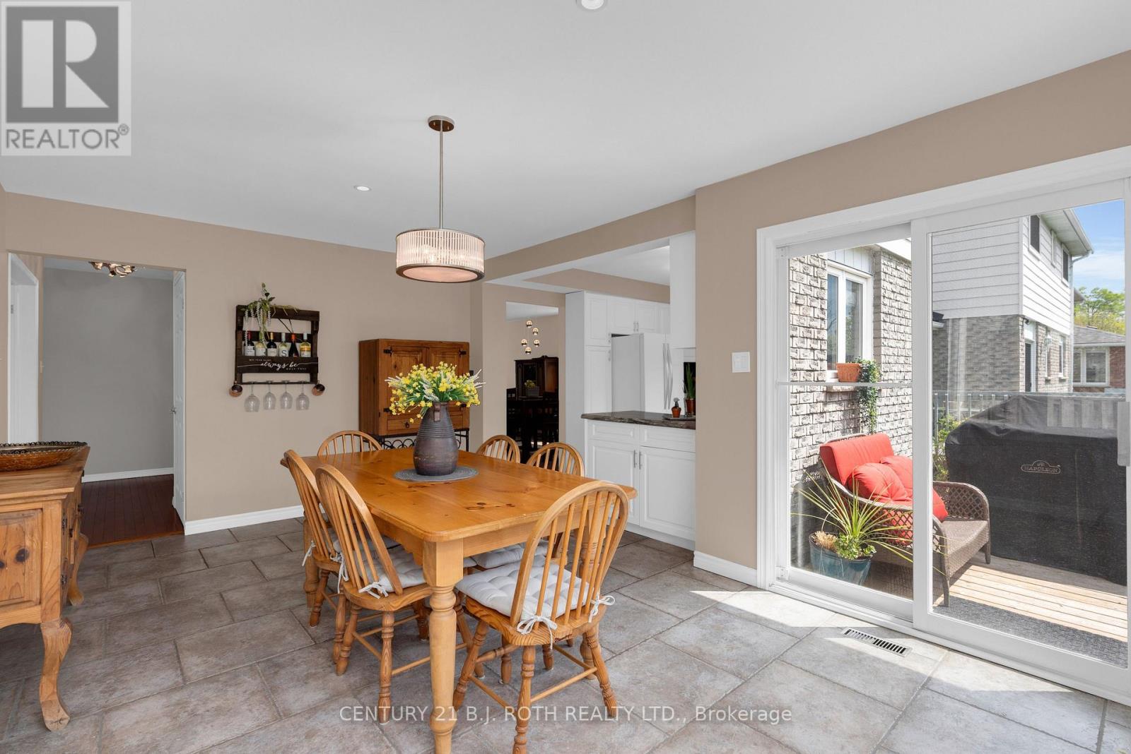 37 LAURENTIAN LANE - 16