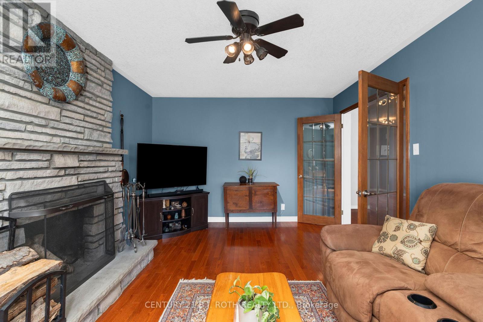 37 LAURENTIAN LANE - 21