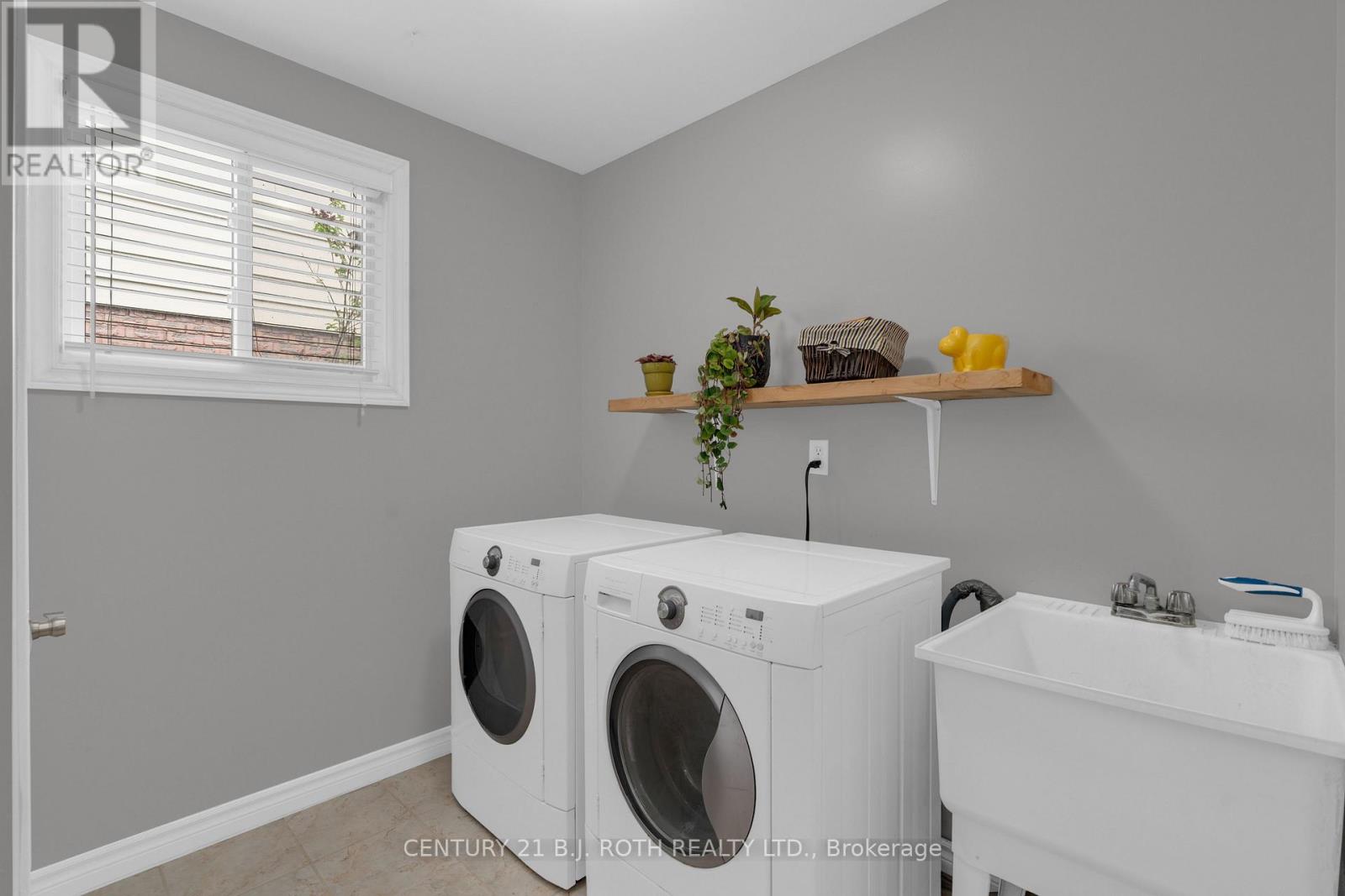 37 LAURENTIAN LANE - 23