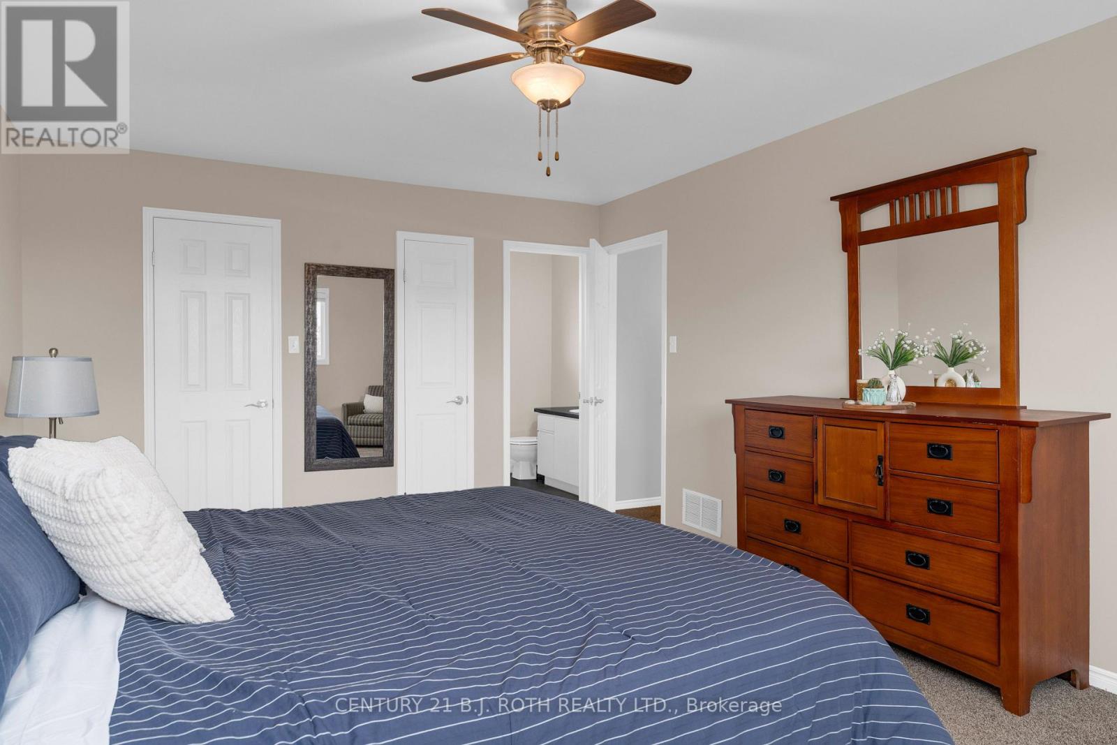 37 LAURENTIAN LANE - 26