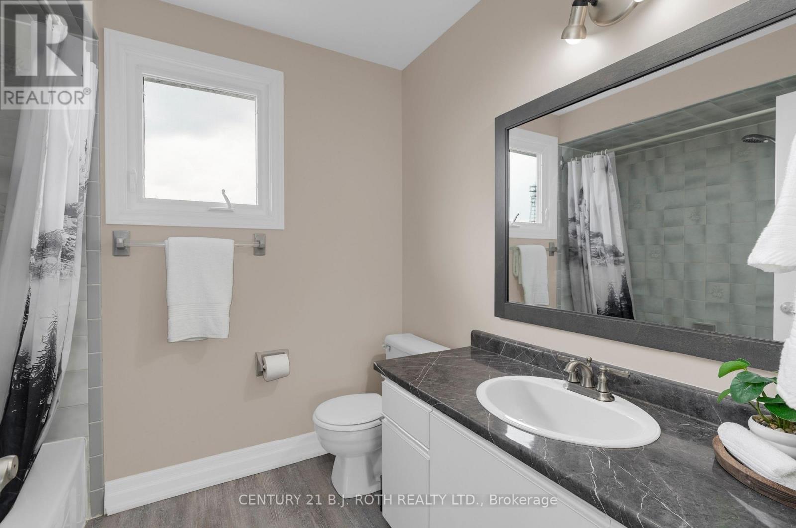 37 LAURENTIAN LANE - 27