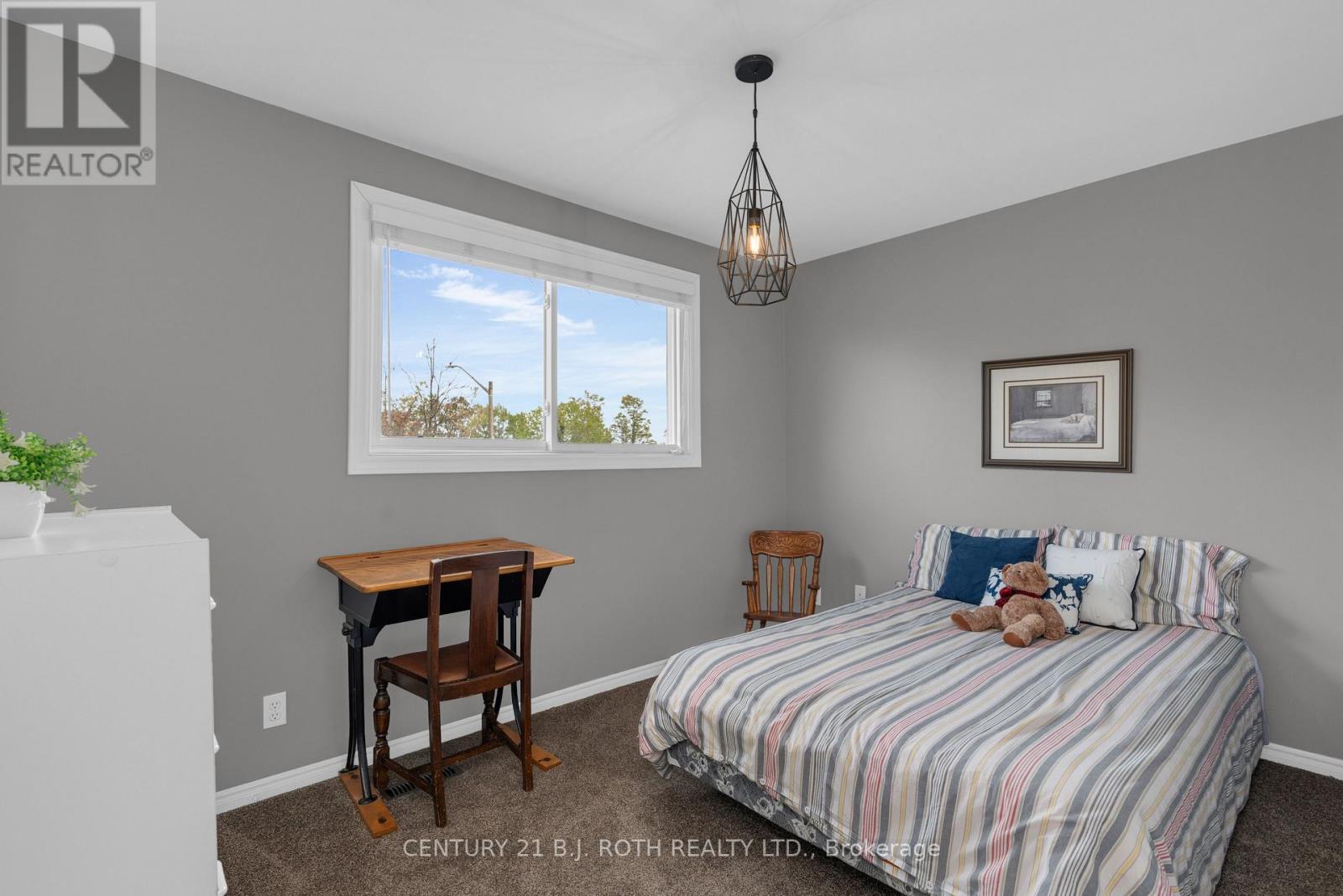37 LAURENTIAN LANE - 28