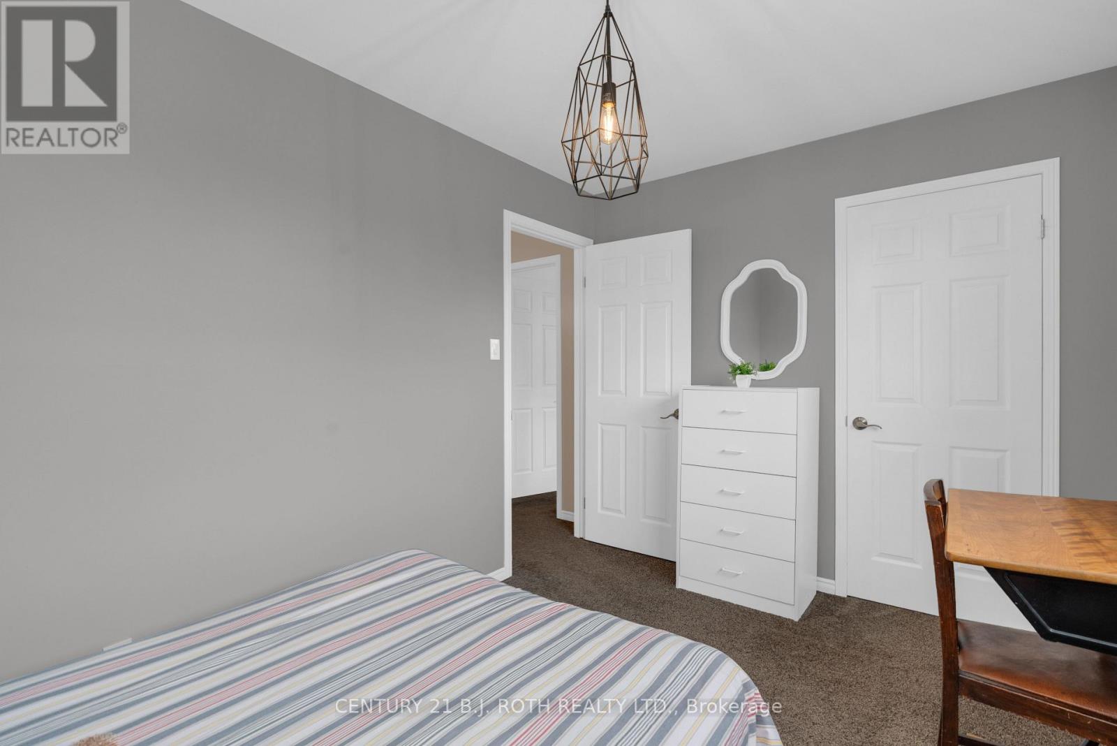 37 LAURENTIAN LANE - 29