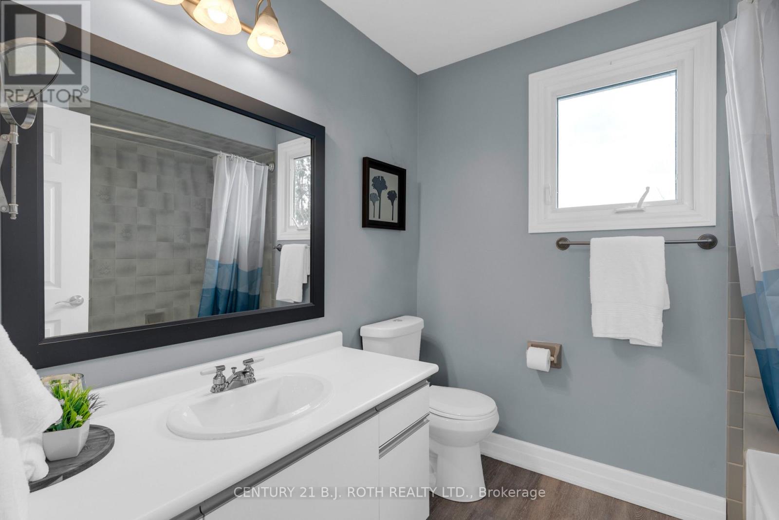 37 LAURENTIAN LANE - 30