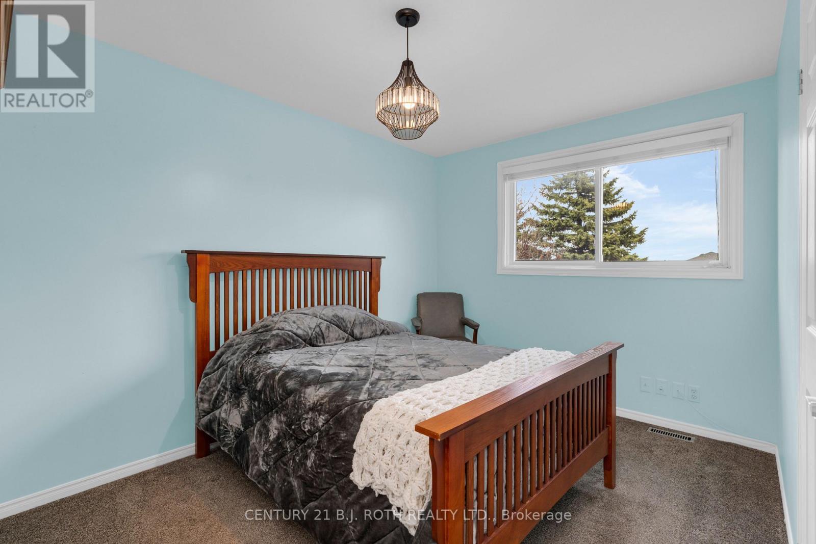37 LAURENTIAN LANE - 31