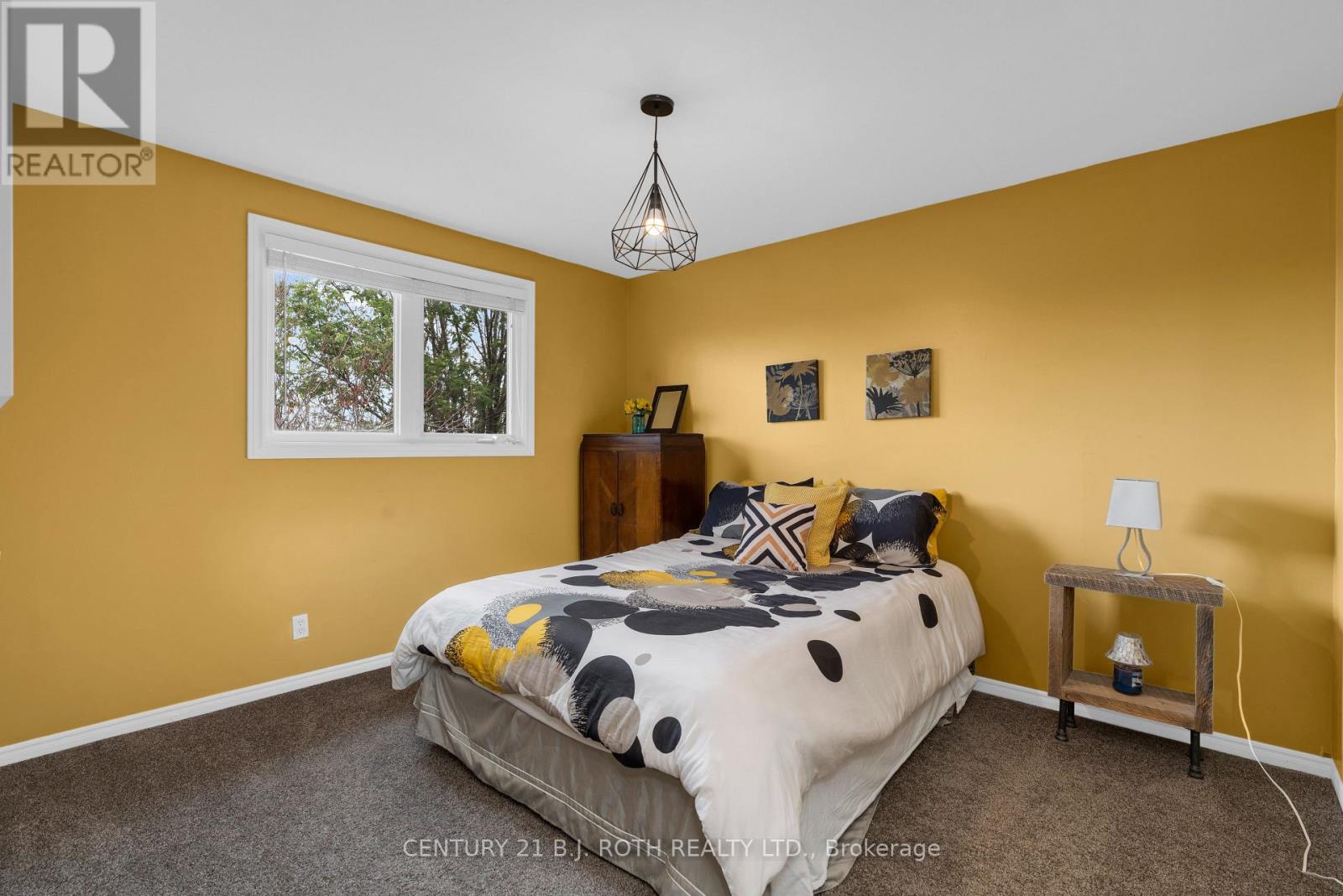 37 LAURENTIAN LANE - 32