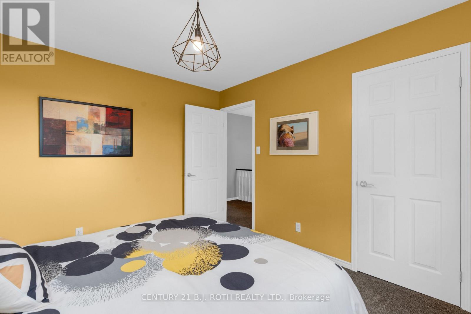 37 LAURENTIAN LANE - 33