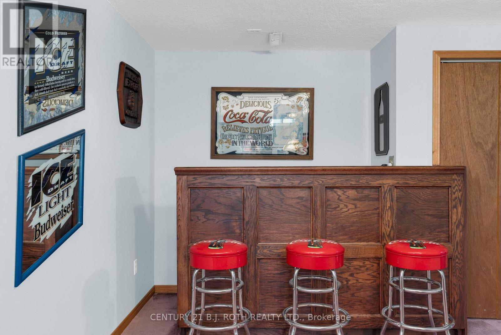 37 LAURENTIAN LANE - 36