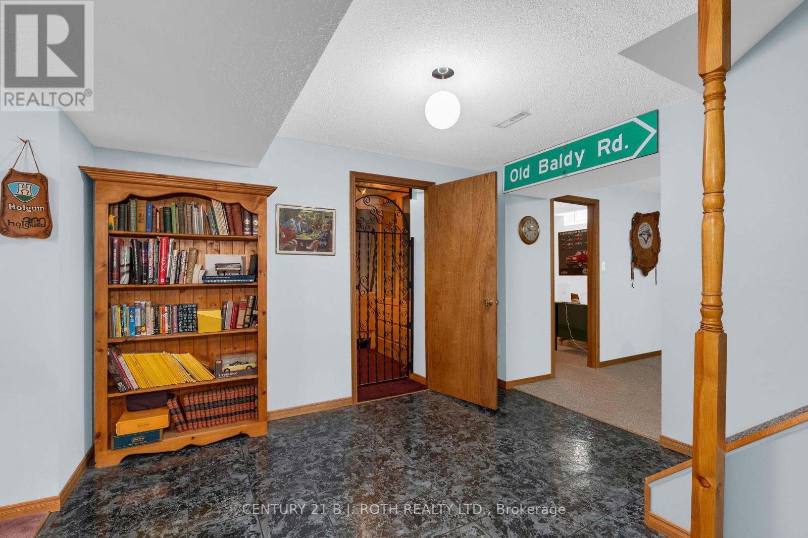 37 LAURENTIAN LANE - 37