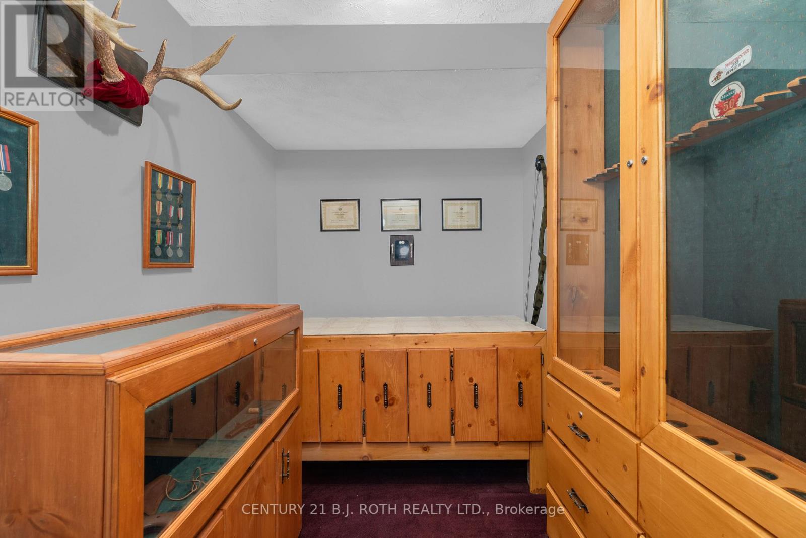 37 LAURENTIAN LANE - 39