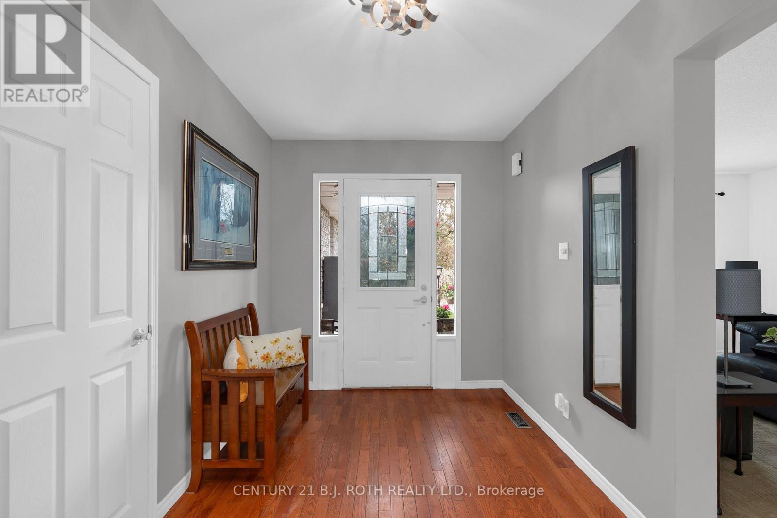 37 LAURENTIAN LANE - 4