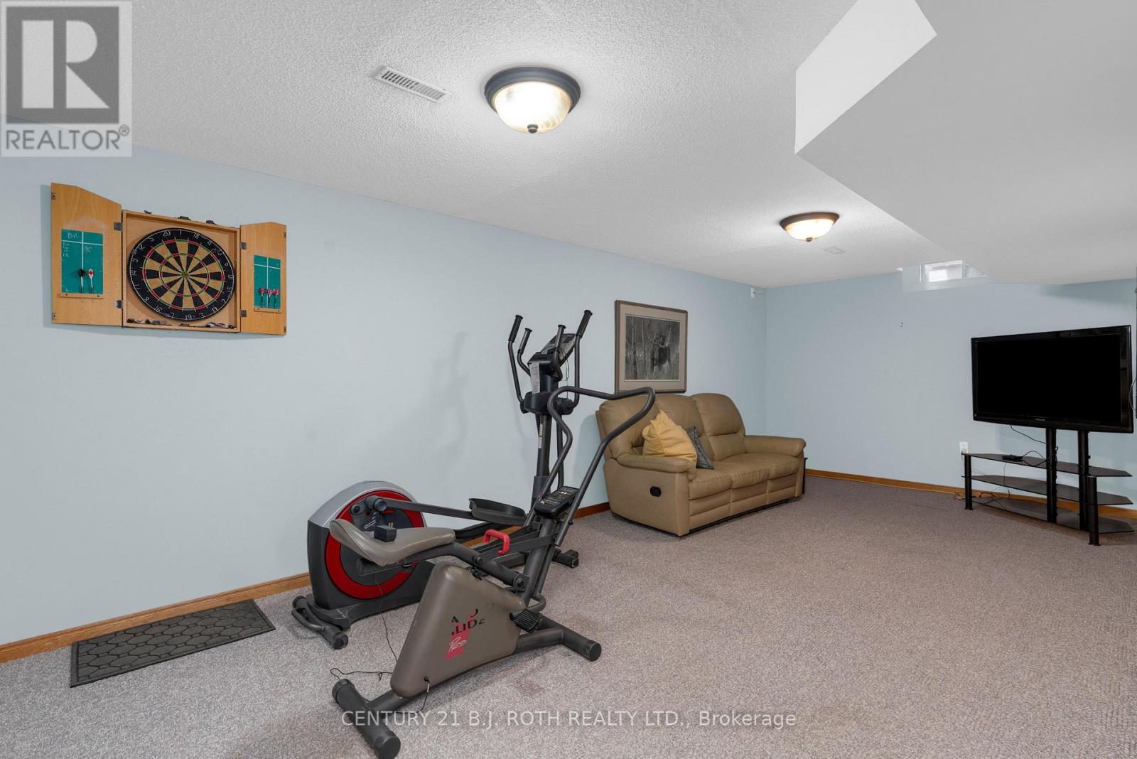 37 LAURENTIAN LANE - 40