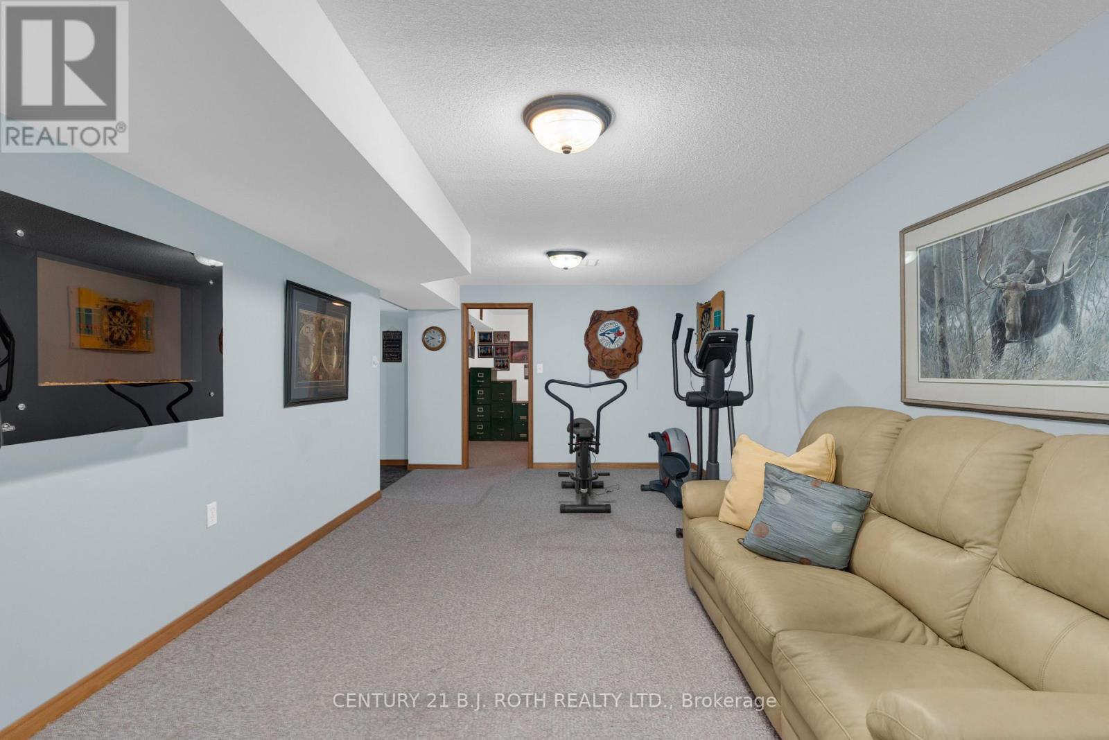 37 LAURENTIAN LANE - 41