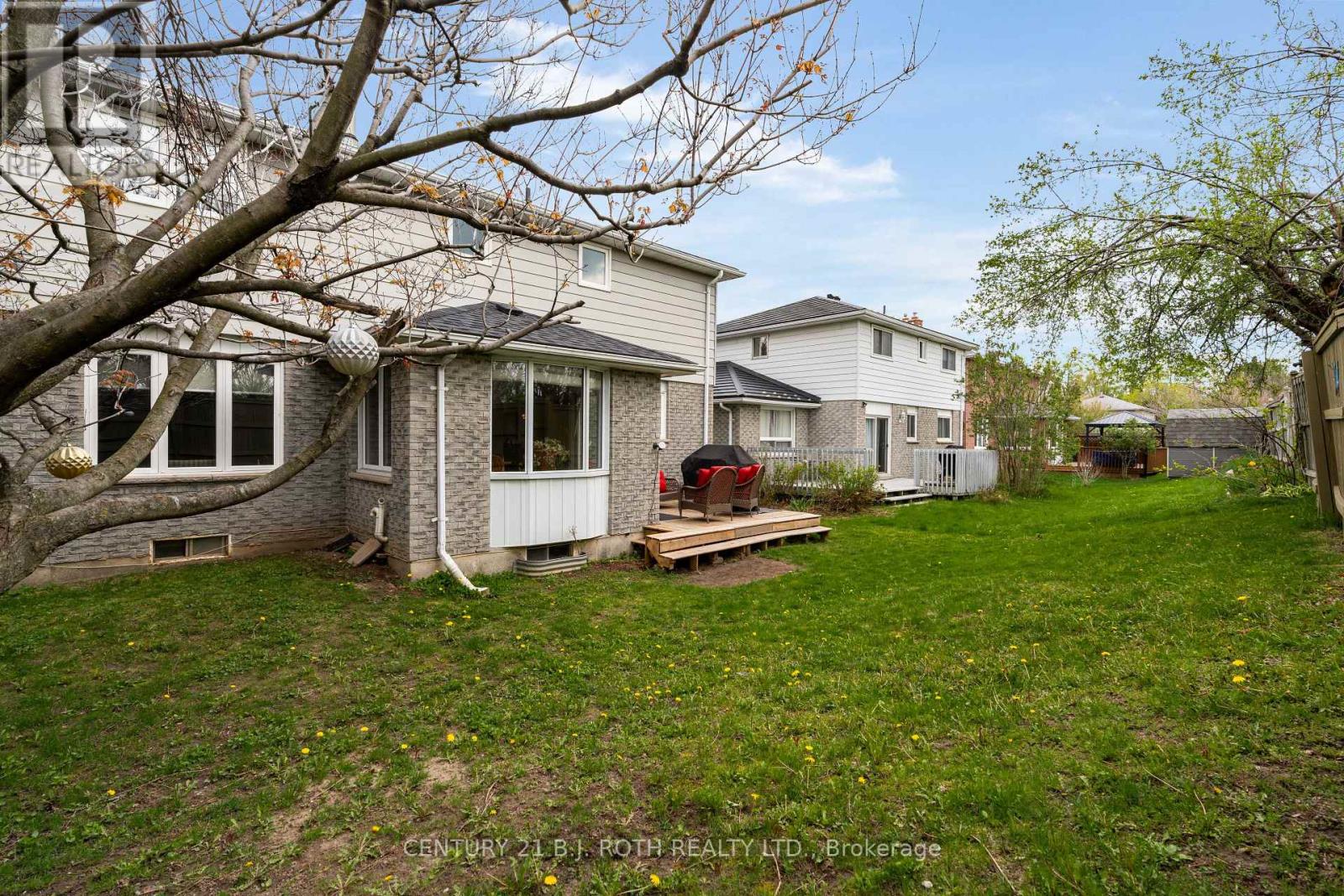 37 LAURENTIAN LANE - 43