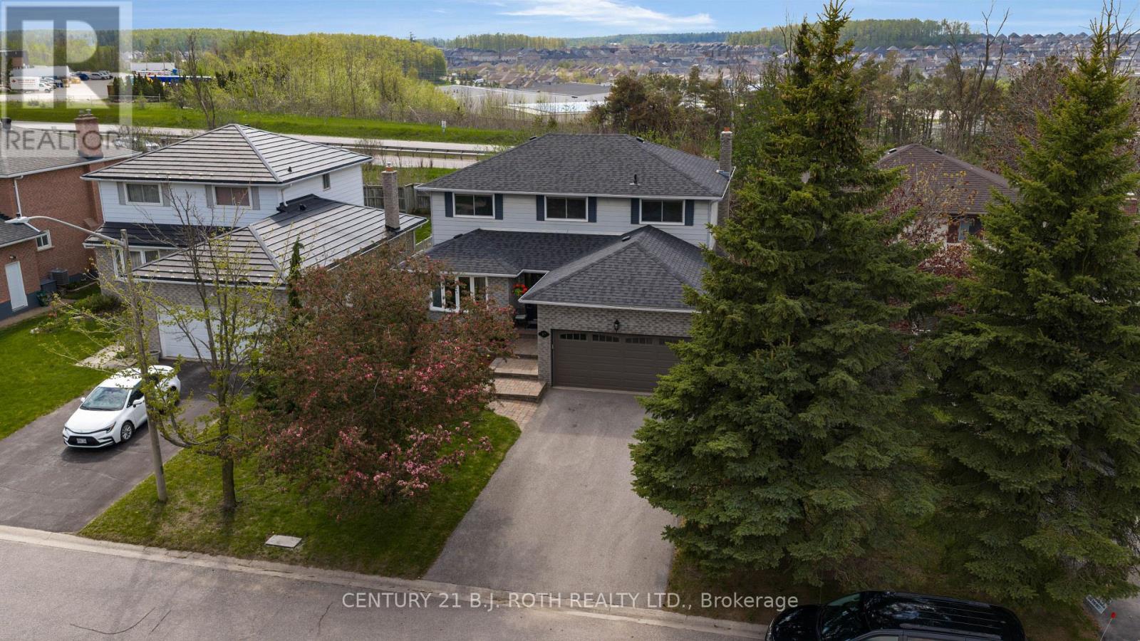 37 LAURENTIAN LANE - 46