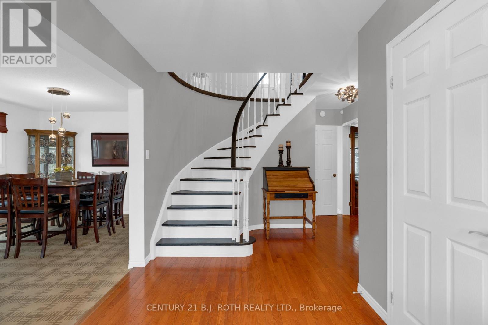 37 LAURENTIAN LANE - 5