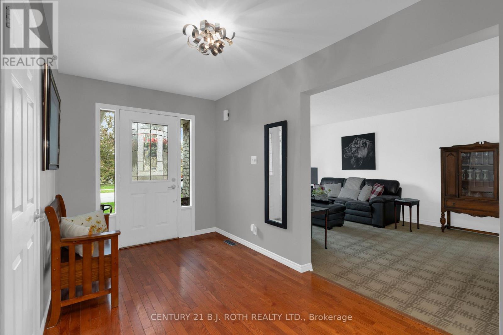 37 LAURENTIAN LANE - 6