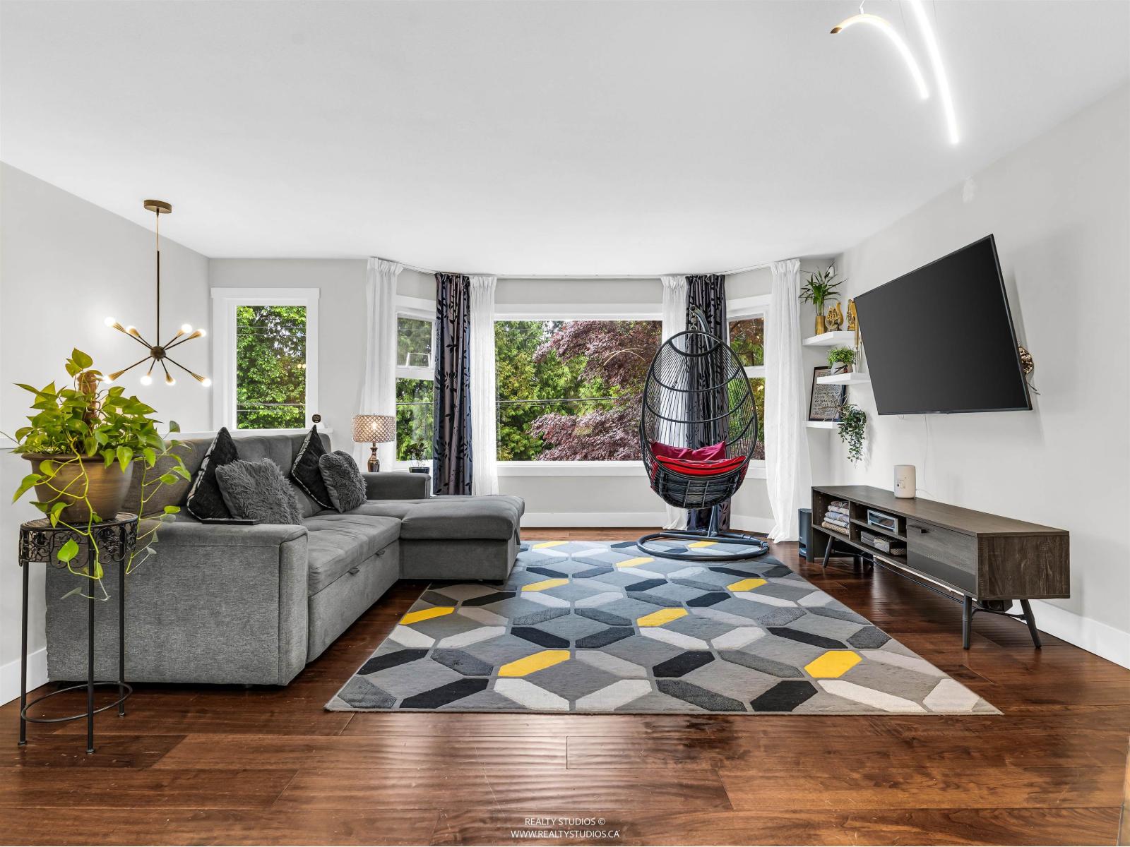 House in Surrey - Image 24