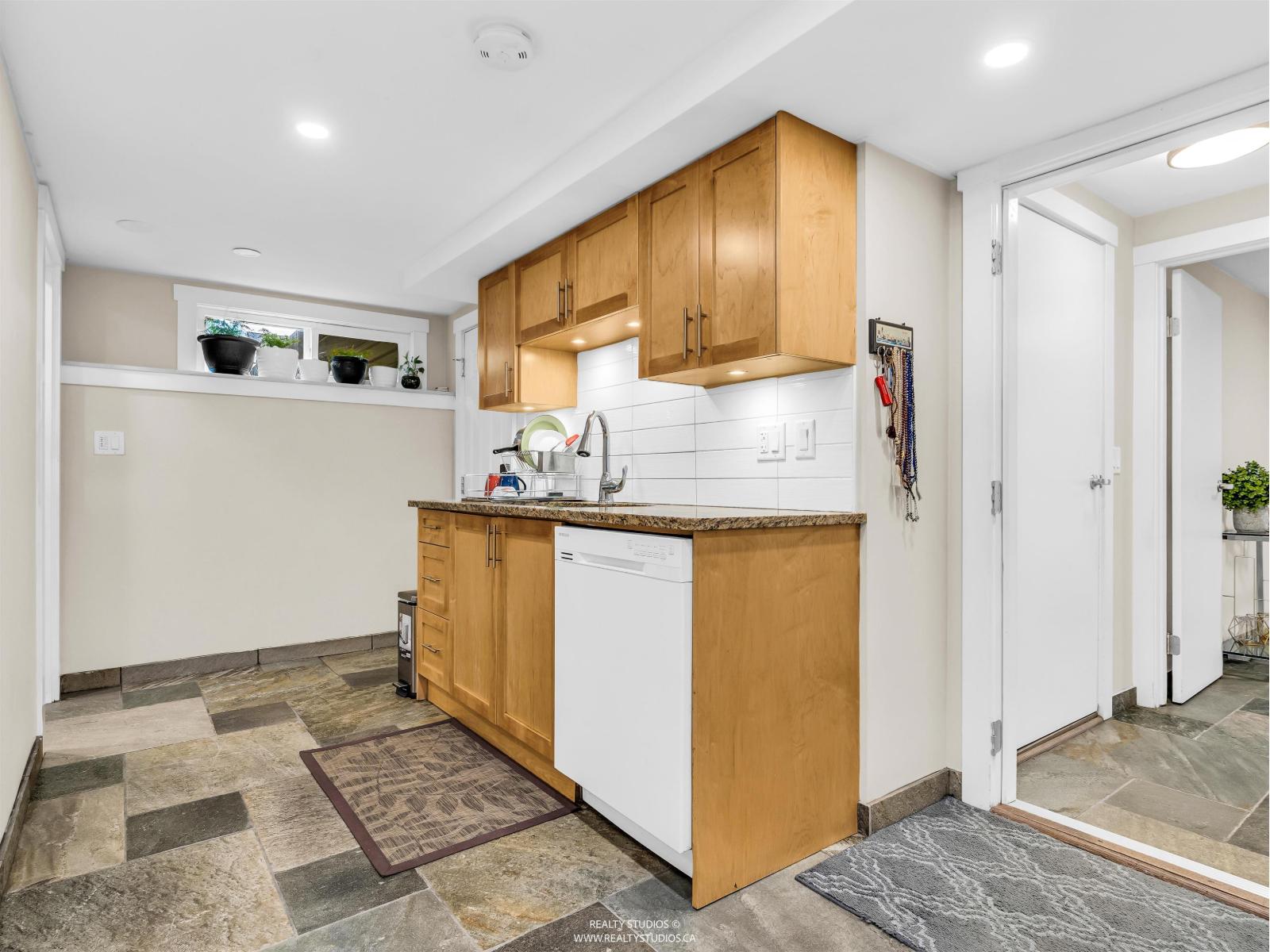 House in Surrey - Image 31