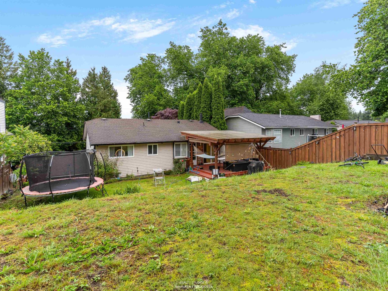 House in Surrey - Image 25