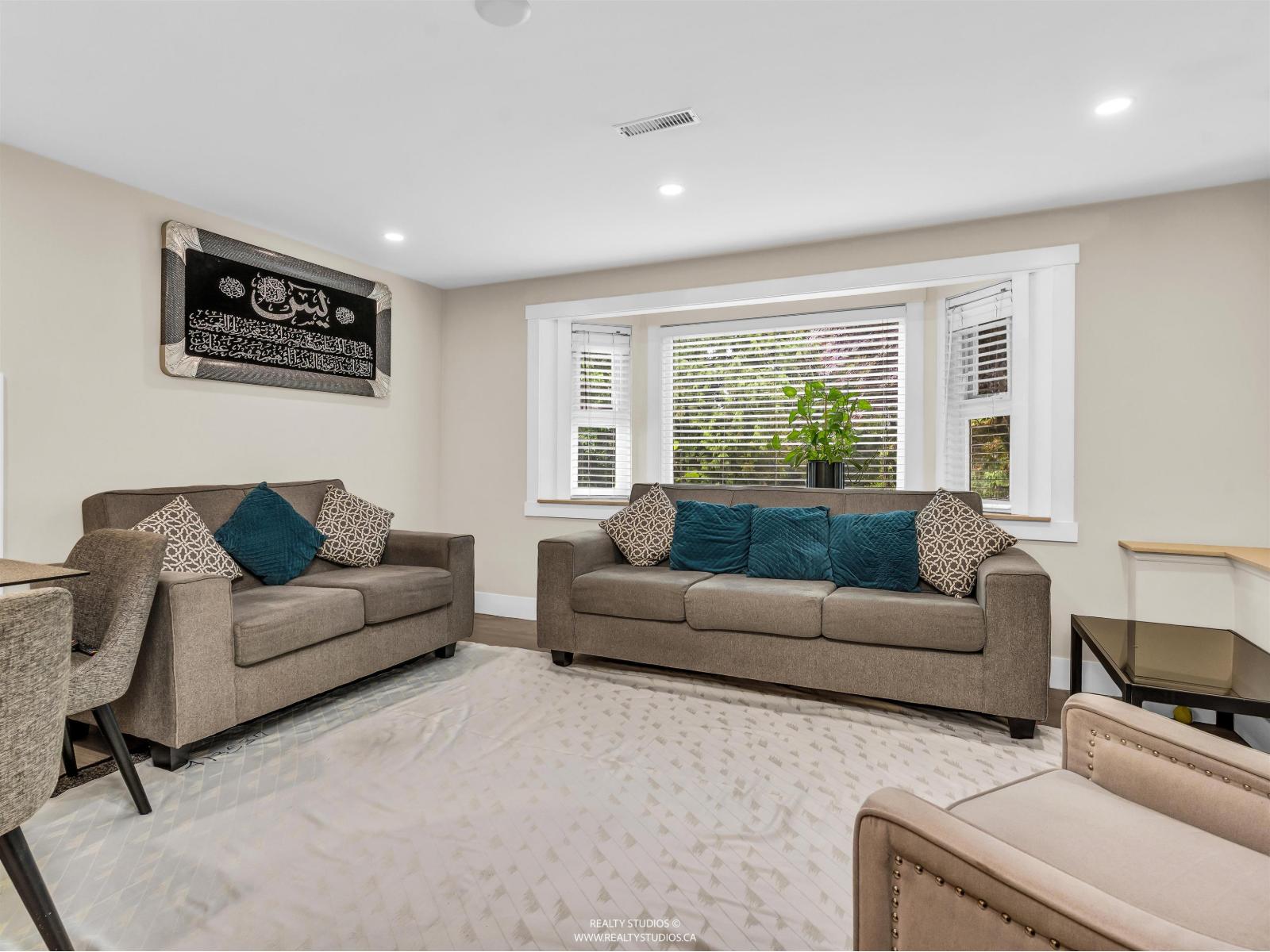 House in Surrey - Image 23